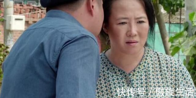 鄉(xiāng)愛花絮遭質(zhì)疑，“劉能媳婦”摟“趙玉田”猛親，兩人關(guān)系不一般