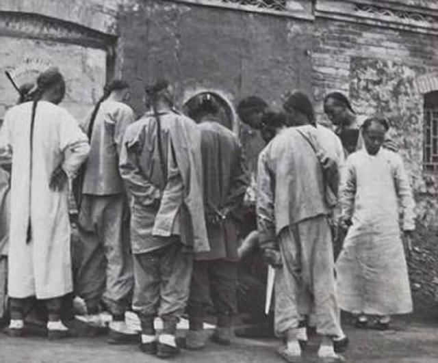 真实|清朝灭亡前老照片：百姓下棋引人围观，图5是满族少女真实长相！