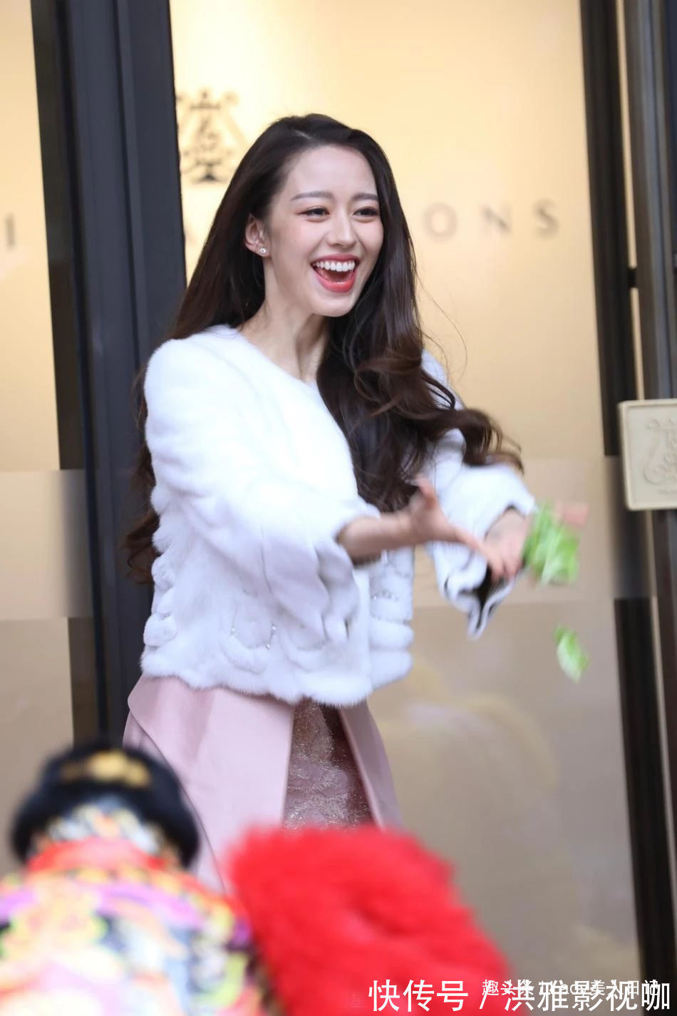 钢琴演奏|吉娜频繁现身活动为未来铺垫穿一字肩长裙气质若仙,像漫画公主