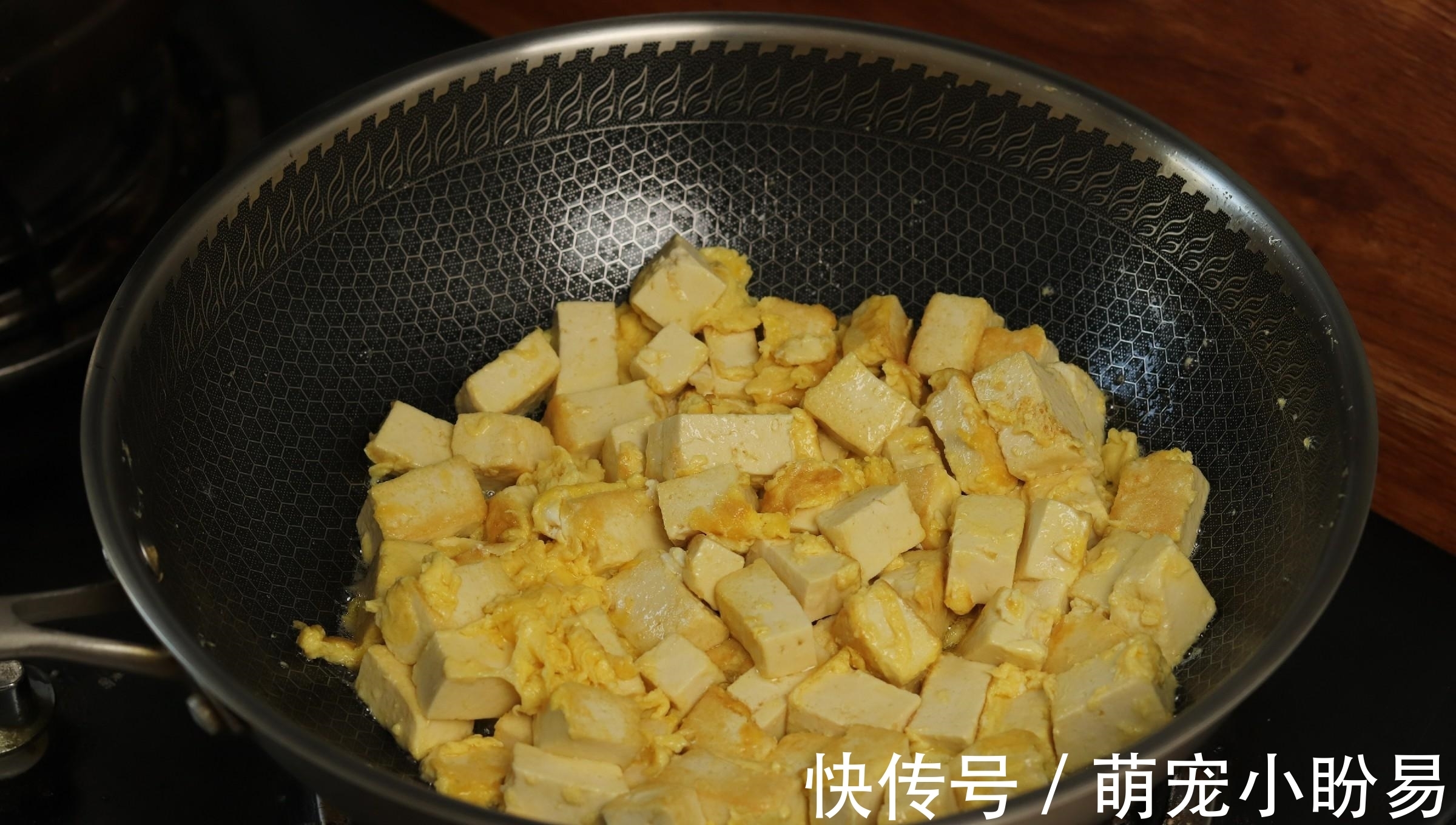 煎豆腐时,切记不要直接下锅煎!多加一步,豆腐不碎不粘锅