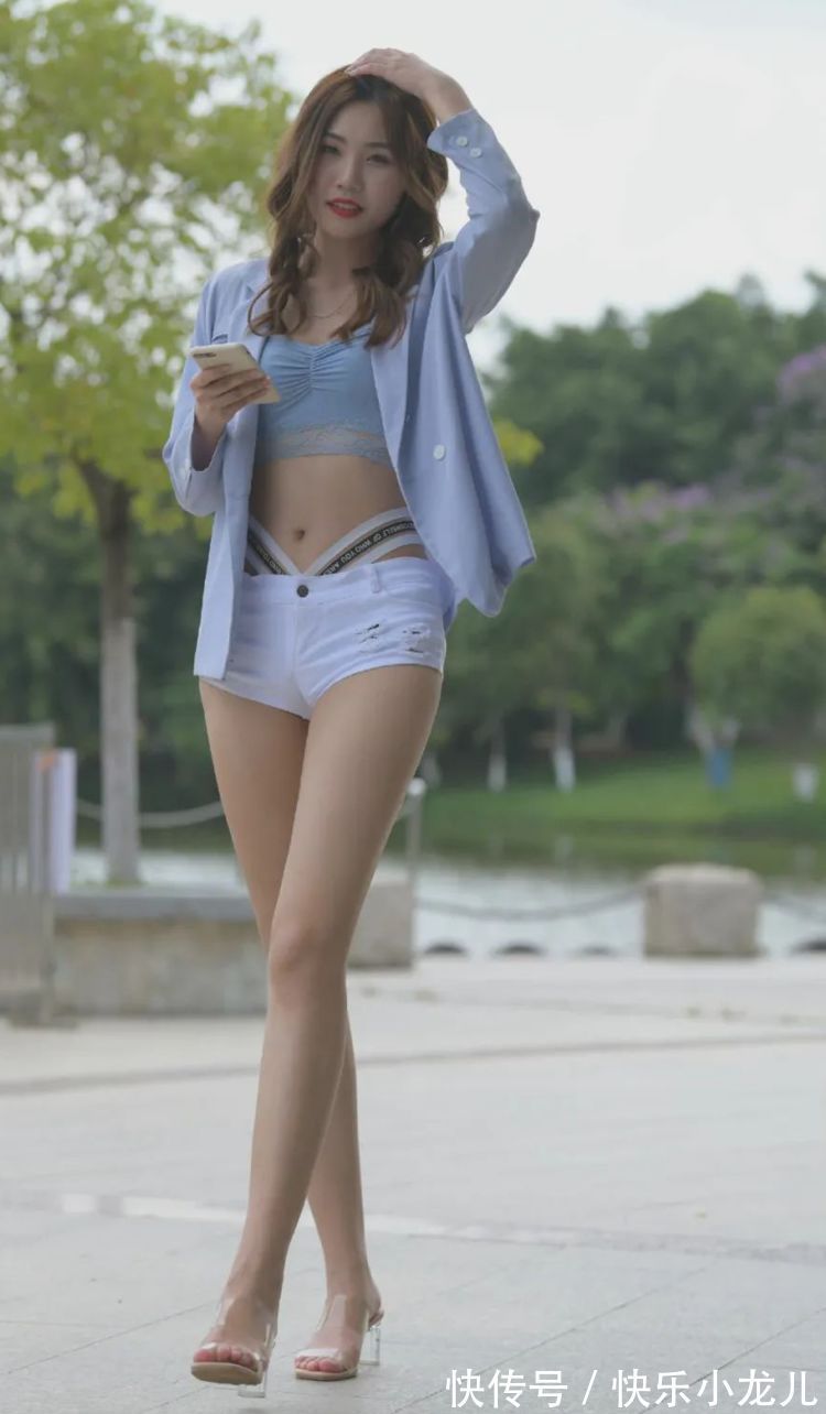 身材高挑 小姐姐身穿白色短裤搭配露脐衫,展现高挑身材,也很有时尚气质