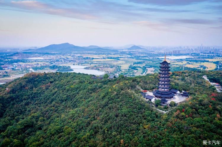 站在香山山顶，沐浴着长江风