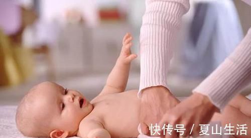 宝妈|3个月宝宝脊柱被扭伤,换纸尿裤的错误动作,究竟弄伤了多少孩子