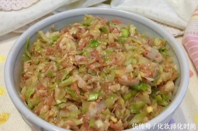  怎么调饺子馅不干巴，还能鲜美嫩滑大厨教你一招，就是这么简单