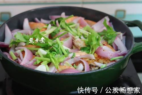 鸡翅|母子二人的午餐，在朋友圈火了，鸡翅大虾一锅烩，收到点赞无数