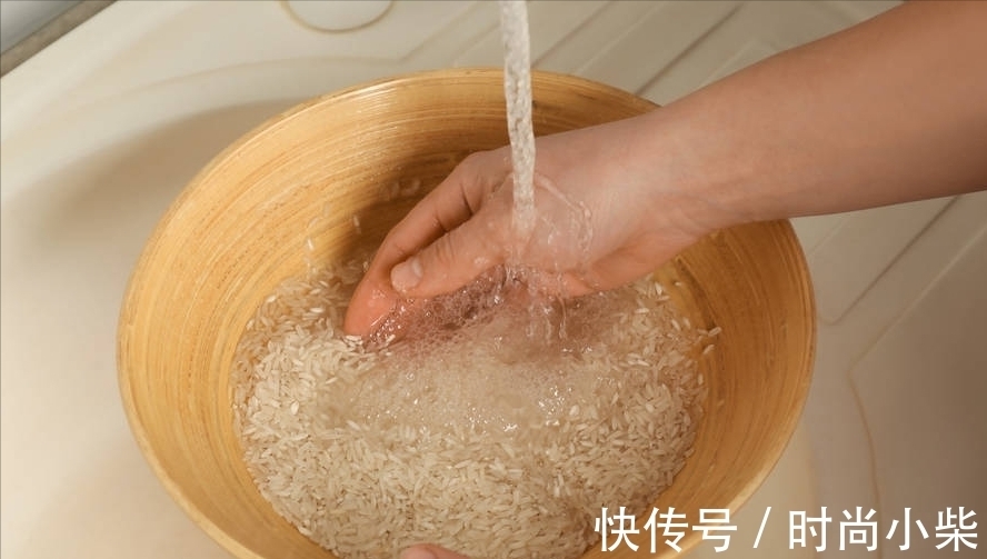 家常|家常煮米饭,直接加水下锅是错的,牢记2个窍门,米饭更香更软糯