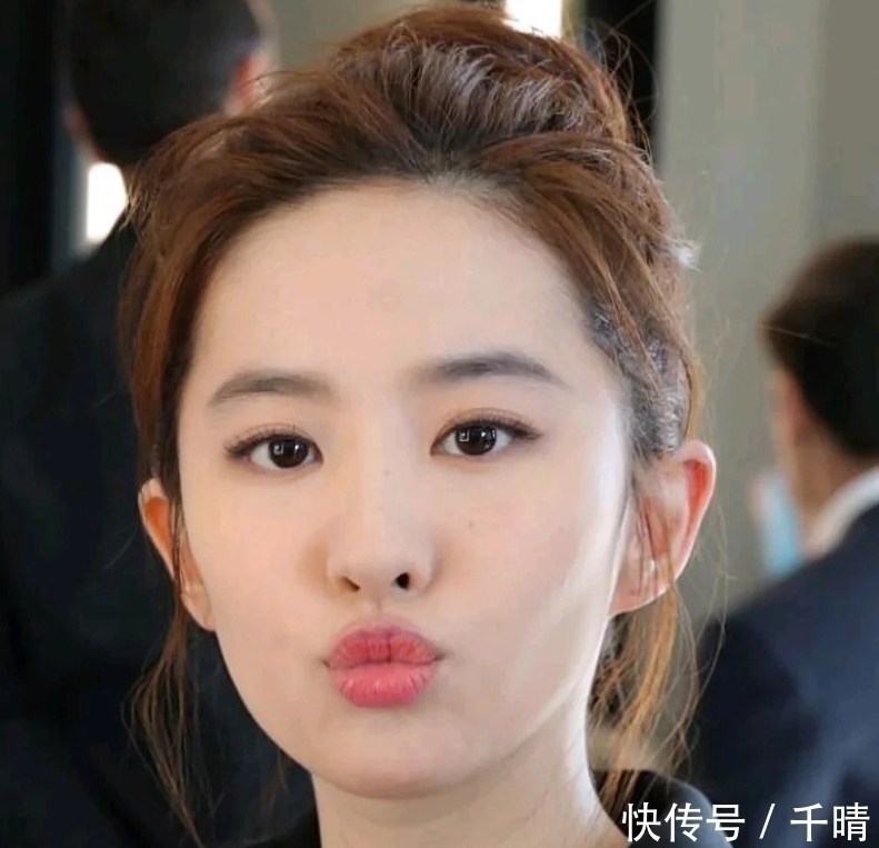 刘亦菲|天生“带妆脸”的女生，多半都有4个特征，素颜状态照样美！