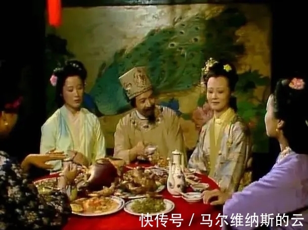 尤氏&《红楼梦》里最接地气的诰命夫人，吃下人的米饭，用丫鬟的脂粉！