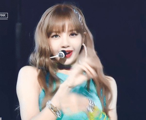 别再染黑茶色了,今年流行“奶茶发色”,让你发质变好提升气色!