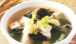 美食推荐酸菜土豆片、紫菜豆腐肉片汤、冬瓜焖鸡、红烧豆腐土豆