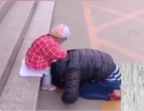 白血病|女子医院门口给重病孩子磕头：不是妈不想救你，孩子妈对不起你