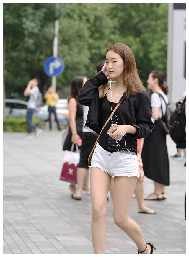 苗条 白色毛边牛仔短裤,搭配一字带细跟鞋,适合苗条身材的女生