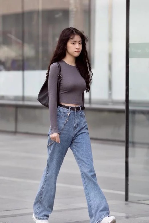 街拍:衣装时尚有个性的小姐姐,长相秀丽气质典雅,很有魅力