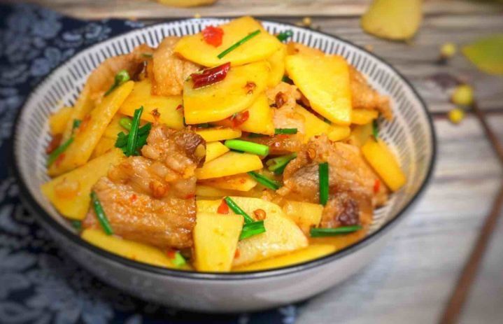 炒肉只会直接炒，难怪又柴又不香，记住2个技巧，软嫩入味不粘锅