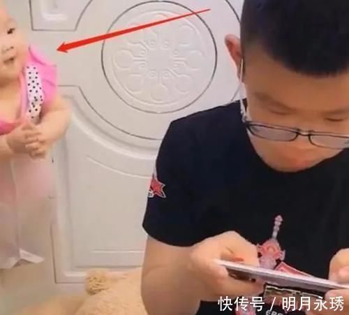 侄女|舅舅带娃火了,为了自己打游戏,直接将宝宝“封印”在墙上