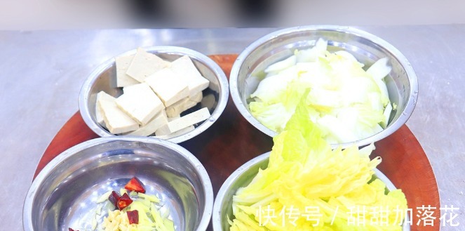 白菜豆腐直接下锅是大错,多加这一步,豆腐金黄不粘锅,外酥里嫩!