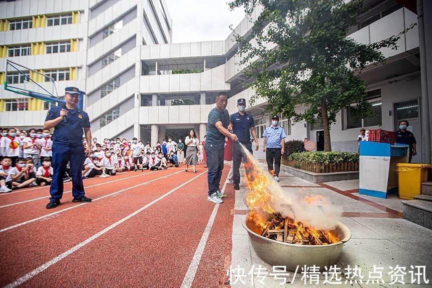 小学师生|武汉：千余名小学师生开学学消防