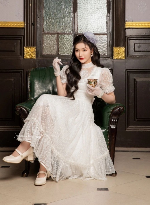 尖领+抹胸|孔雪儿这衬衫够别致,只是“尖领+抹胸”就要上千块,怪美的