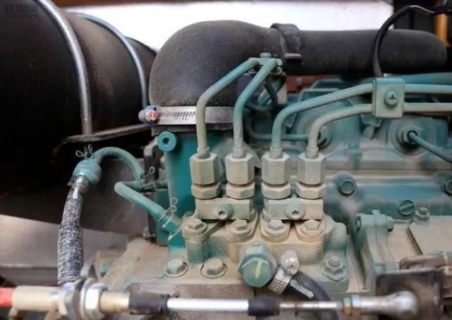 1.首先檢查挖掘機所用的柴油是否變質(zhì)，油品中有無雜質(zhì)，檢查油路是否堵塞。