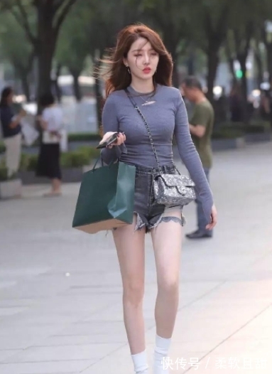 t恤|街拍：牛仔短裤搭配修身T恤