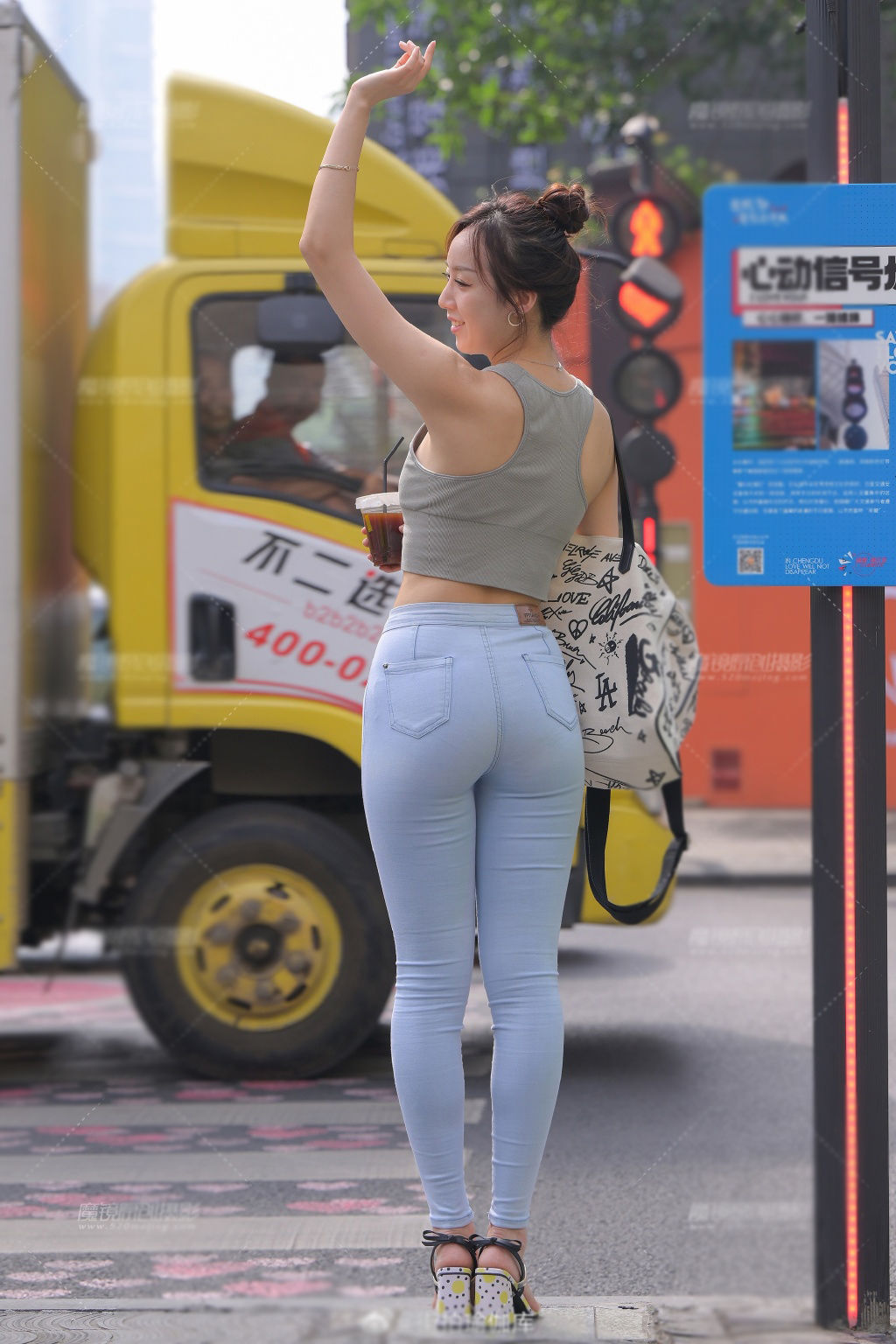 穿搭|夏日穿搭牛仔裤依然是休闲担当，配上短款背心，修身清凉简约大方