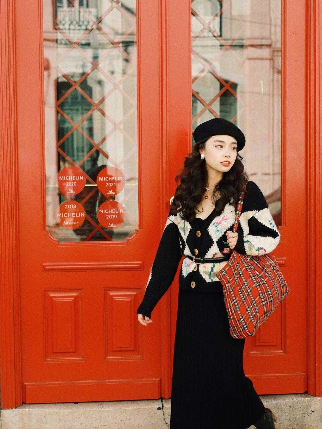 氛围感|圣诞装备可不止有红绿配,跟着博主这样穿,美得高级又与众不同