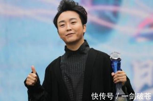 香港街頭|她是星光大道的冠軍,曾登央視春晚,如今卻在香港街頭賣唱