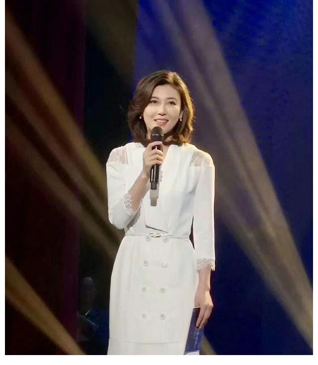 骑自行车|央视最美主持人李红:初中因家境辍学,却因不认命成为励志女神