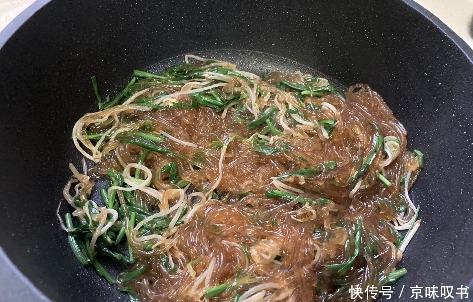 秋天|秋天此菜每周吃二次,清爽可口有筋道,简单省事,上桌就光盘