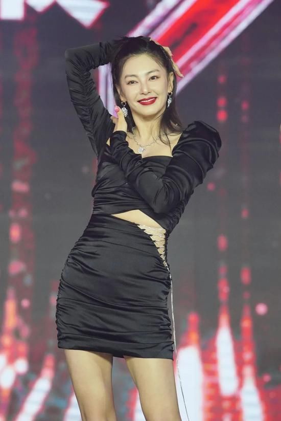 缎面裙|女明星一穿就出圈的缎面裙 怎么穿出高级感？