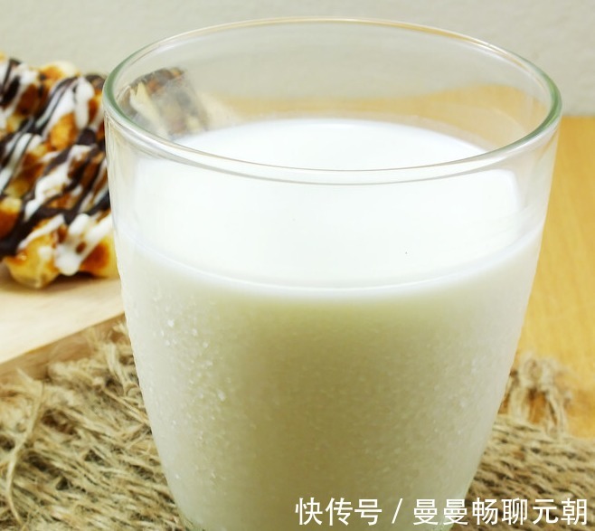 钙质|8岁男孩停止发育,身高仅有1米!医生睡前多喝牛奶,能长个才怪