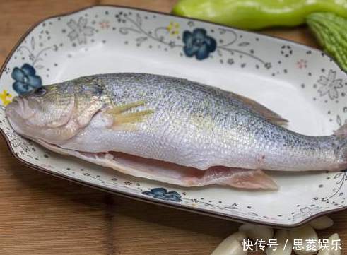 做清蒸鱼,放盐还是生抽都不放,教你正确做法,鱼肉鲜美滑嫩