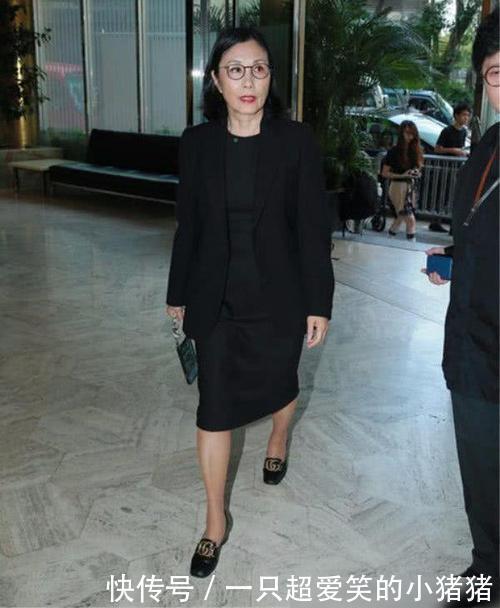 参加|汪明荃这次参加活动画着浓妆,根本就没有想要承认自己已经老了
