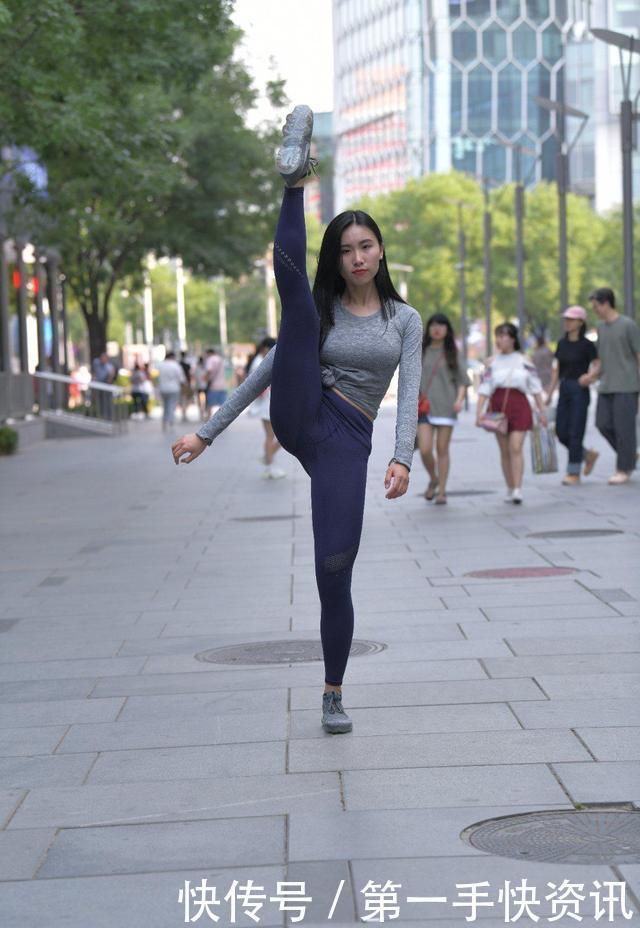 街拍一身运动装,笑容满面的美女。让人看一眼就忘不了!