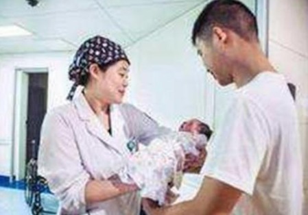 工作人员|宝爸给孩子起名叫“姜奈”,上户口时却不慎被打错,宝妈:不改了