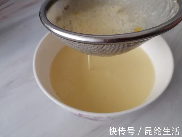 牛奶别直接喝了,加2个鸡蛋,不用烤箱不用打蛋器,出锅抢着吃
