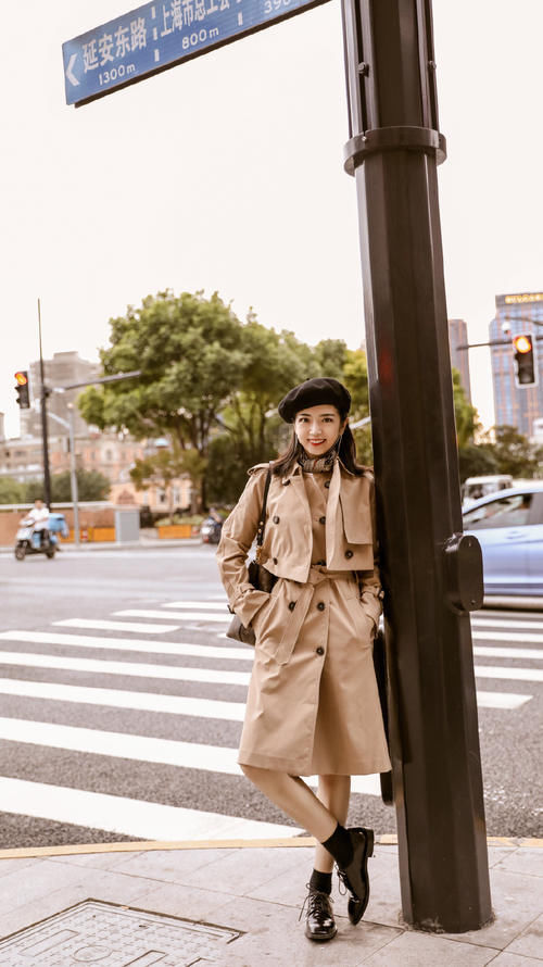 又被三木的早春穿搭圈粉了，“风衣＋裙子”优雅又洋气，值得参考
