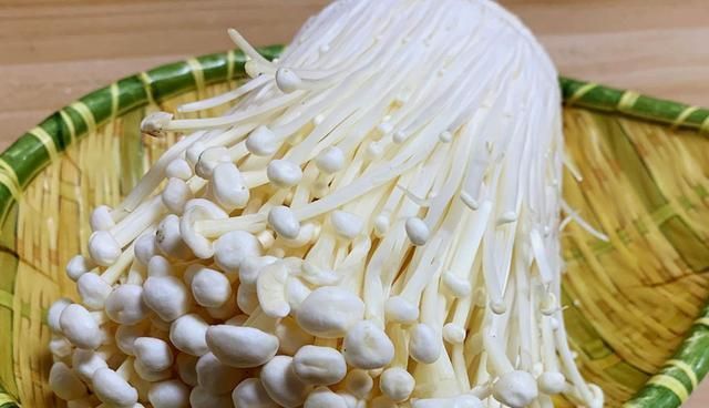 春天，金针菇别再煲汤了，教你新吃法，做成面食，暄软劲道，真香