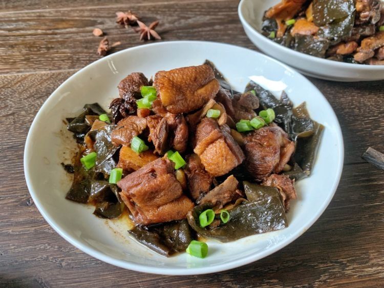 下饭菜海带烧鸭肉,味道鲜香不油腻,好吃有营养