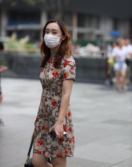 33岁“阿姨”的碎花旗袍，尽显优雅大气，“杀伤力”实在强！