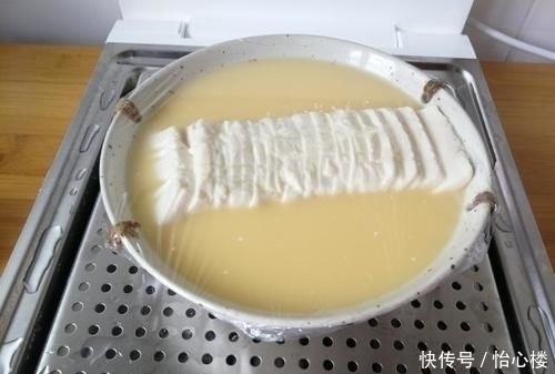 豆腐里打入两个鸡蛋,简单蒸一蒸,鲜嫩爽滑,营养健康特解馋