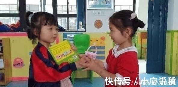 互换|幼儿园圣诞互换礼物,宝妈用千元文具只换回纸人,看到价格更崩溃