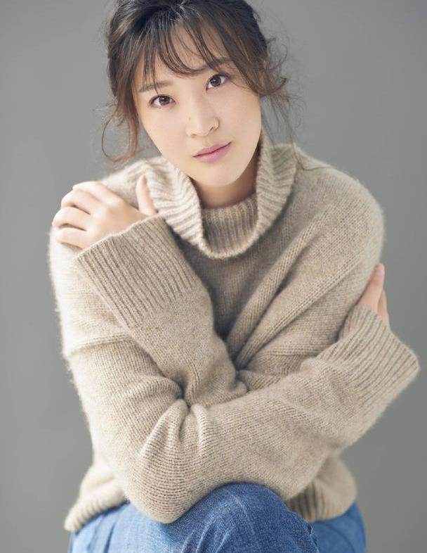 惠若琪|惠若琪也太潮了, 两件驼色风衣叠搭走机场, 搭配长筒靴气场无敌了