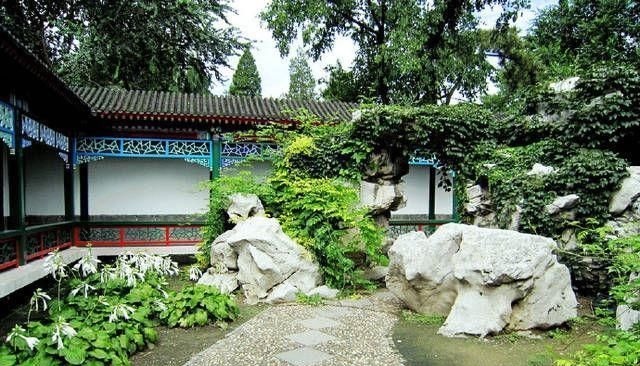 五间房!林黛玉的潇湘馆和薛宝钗的蘅芜苑都是五间房,暗示宝黛成仙,宝钗是山鬼