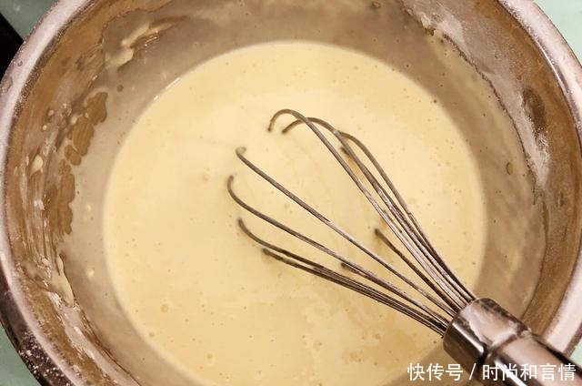 一碗糯米粉、一个蒸红薯,拌一拌、烤一烤,外脆里糯,香甜还爆浆