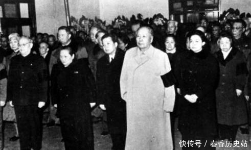毛主席|毛主席葬礼上所有人都站着,为什么唯独有位女子坐着,她是谁?