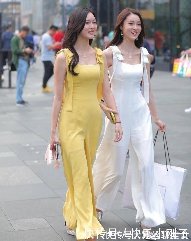 双胞胎 御姐范十足的双胞胎,时尚穿搭吊带连体裤,尽显高挑女神范