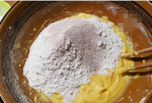 玉米面独特做法,开水一烫,手不沾面,加2个鸡蛋,营养又健康