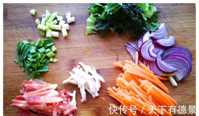 翻炒均匀|炒面最好吃的做法，一勺老干妈，滴几滴香麻油，每一根都香气扑鼻