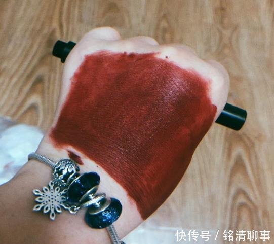 试色|有种炫富叫口红试色,手背、手臂都不算啥,直接换肤才叫厉害